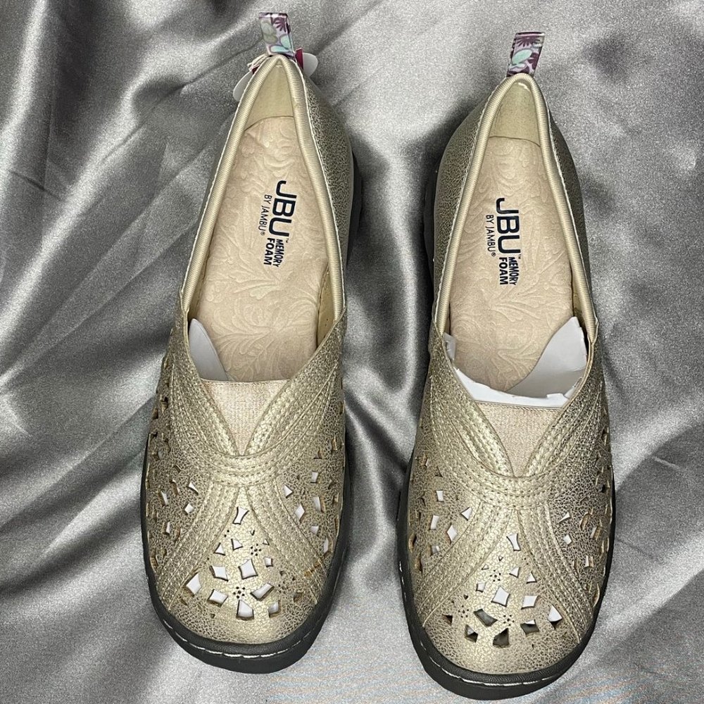 JBU Shimmer Champagne  Shoes w/Purple Flower Accents on Heel Pull, Size 9.5W